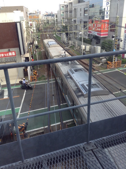 永福町駅２階のカルディ、京王不動産の横から電車を見る