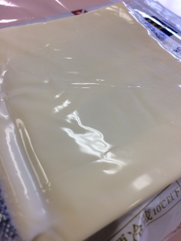 業務スーパーではJUCOVIA業務用スライスチーズ（プレーン）１５枚入り２２５gが１８５円で安い