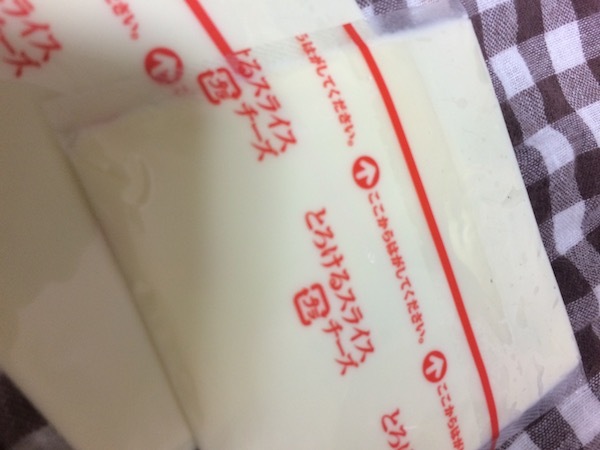 業務スーパーではムラカワ（ジャコヴィア）とろけるスライスチーズ１５枚入り２２５gが１８５円で安い