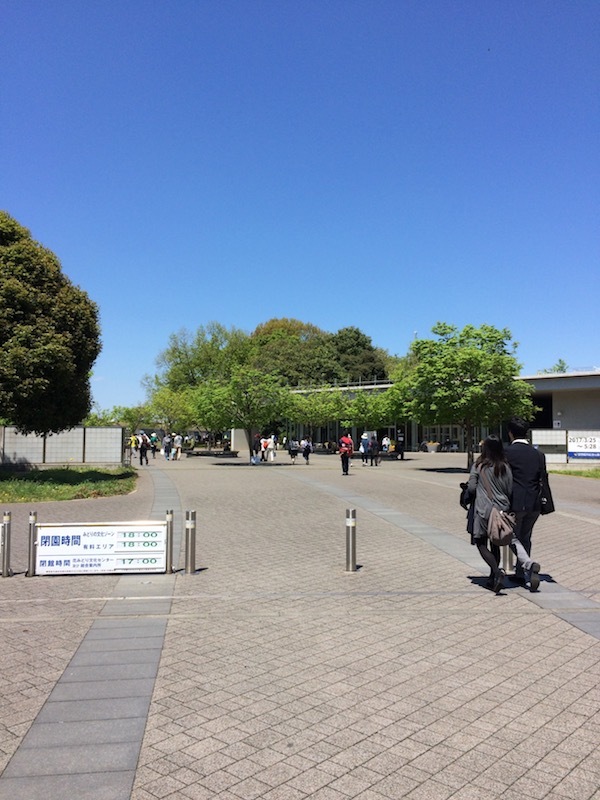 立川駅から昭和記念公園の遊具にたどり着くまでに３０分以上はかかる