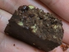 カカオ70 ビフィズス菌チョコレート　オーツ麦入り全粒粉ビスケットクランチチョコ（森永製菓）