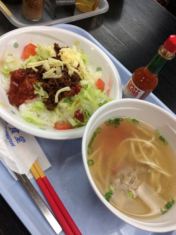 那覇空港の空港食堂で遅い朝食やランチに沖縄料理