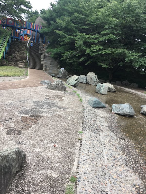 八幡山公園のせせらぎ水路の水の流れ