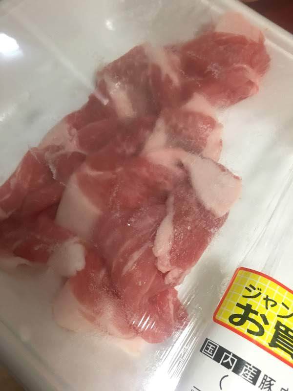 三平ストアー高円寺店　国内産豚肉上小間切（肩肉）１００gあたり９８円